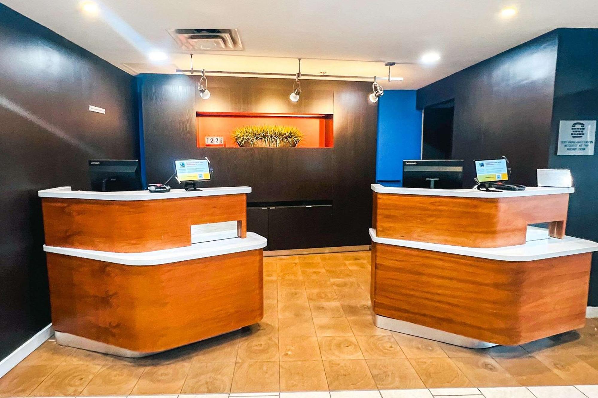 Country Inn & Suites By Radisson, Columbus-Edinburgh מראה חיצוני תמונה